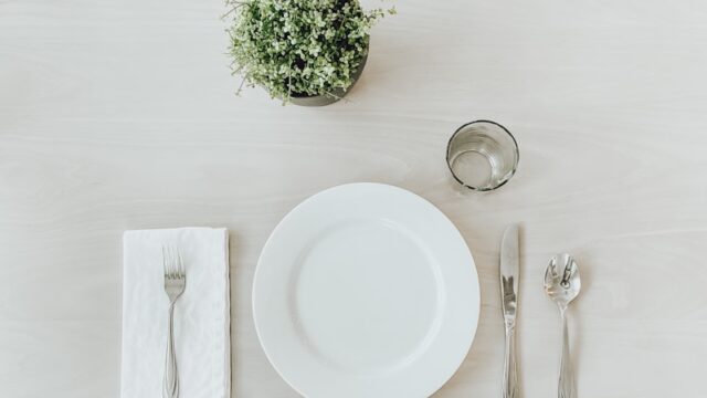 肘をついて食べるのはなぜNG？行儀・印象・食事マナーをやさしく解説