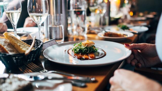 肘をついて食べるのはなぜNG？行儀・印象・食事マナーをやさしく解説