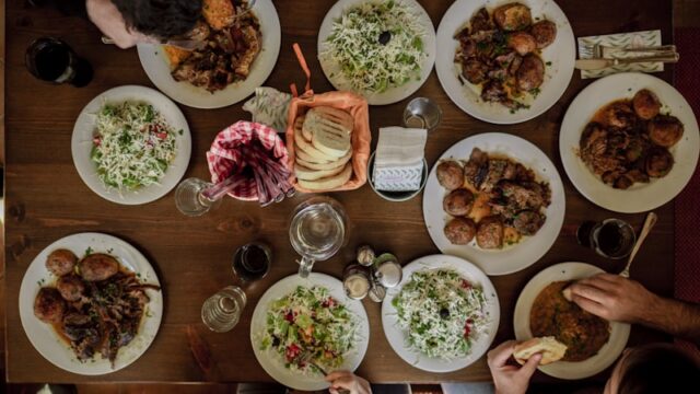 肘をついて食べるのはなぜNG？行儀・印象・食事マナーをやさしく解説