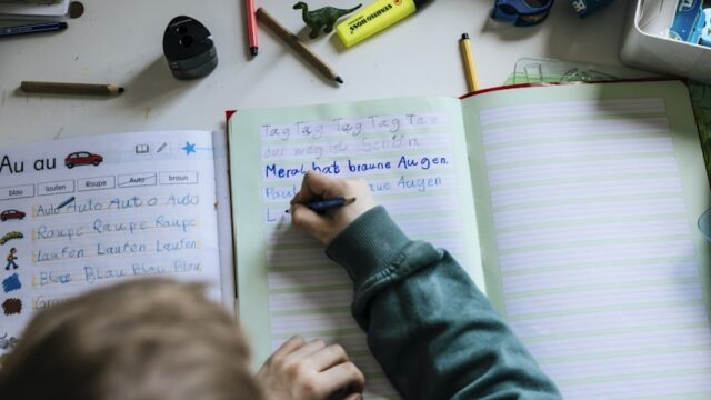 通知表の保護者欄の書き方ガイド｜小学生の親向けに例文・ポイント・注意点をやさしく解説