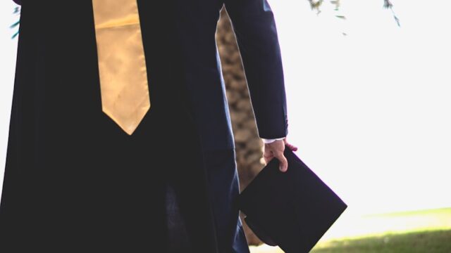 大学卒業式で男性はどんなカバンを選ぶ？スーツに合う持ち物マナーとおすすめの選び方