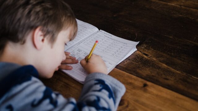 小学生の夏休み新聞はこれで完成！親子で進めるテーマ選び・書き方・まとめ方ガイド
