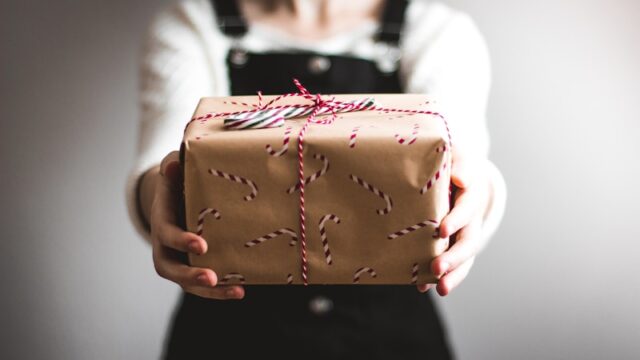 クリスマスプレゼントが間に合わないときの自然な伝え方｜気まずくならない言い訳とフォローのコツ