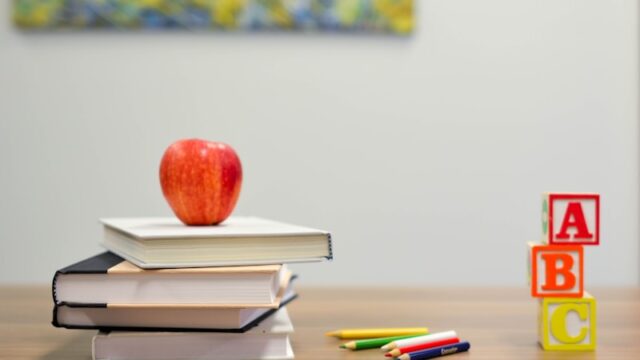 小学校でチラシ配布をお願いしたいときの依頼文の書き方｜保護者向け例文と注意点